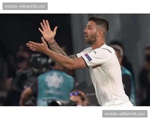 铁人韩镕泽禁区外手球仅吃黄牌，裁判尺度引发争议