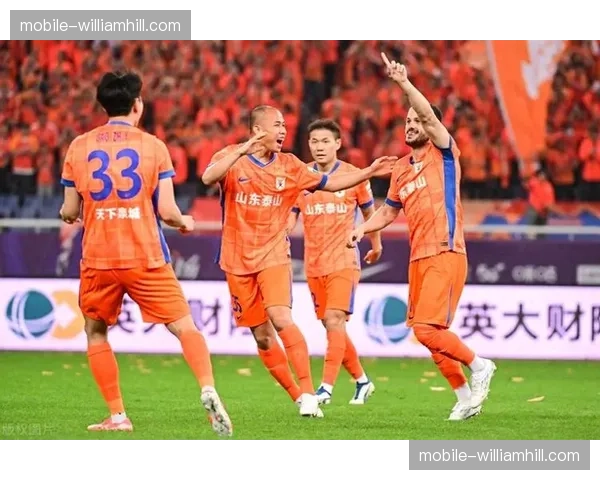 黄政宇回撤后腰提升泰山防守硬度 中场核心位置调整见效